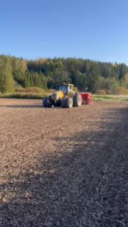 Näin lähtee käyntiin KM Varjolohkon seuranta ensi kesän satokisaa varten. Patrick Nyström kylvää Varjolohkolle Ceylon-syysvehnää 550 kpl/m2. Lannoitteena menee 150 kg/ha YaraMila Y6. Ceylon valittiin suuren talvituhoriskin vuoksi. Lohkolle nousee helposti vesi, koska on vanhaa järvenpohjaa. Satokisan ilmoittautuminen on ensi keväänä, mutta muutamien lohkojen elämää seurataan syksystä alkaen. #satokisa #syysvehnäkisa @yarasuomi @patrick.nystrom Kiitos siemenistä @peltopaturi!