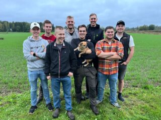 Tämänkertaisen KM Ruutukisan parasta taloudellista tulosta tekivät Tulevaisuuden Viljelijät. He tuottivat vehnätonnin uskomattoman pienillä kuluilla. Talouskisassa lasketaan pelkkiä muuttuvia kustannuksia käytettyjen tuotantopanosten mukaan. Tulokset laskettiin 15.10. vehnän hinnoilla. Tulevaisuuden Viljelijöiden syysvehnä meni rehuksi, koska valkuainen oli 10,5 % ja hlp 74,9 kg.
Joukkue sai 10 904 kilon hehtaarisadon, josta olisi maksettu vähennysten jälkeen 159 euroa tonnilta. Katetuotto oli muuttuvien kustannusten jälkeen varsin hyvä, mutta kun siitä vähennetään keskimääräiset kiinteät kulut (konekustannus, pelto, rakennukset...), niin viivan alle ei jää mitään. Tämä kuvaa hyvin syksyn tilannetta: kymppitonnin hehtaarisato ei riitä kattamaan kuluja. 
Joukkueen jäsenet vasemmalta oikealle: Miikka Hirvonen Liperistä, Henri Paija Pälkäneeltä, Antti Syrjä Padasjoelta, Artturi Ala-Viikari Punkalaitumelta, Matti Mikkola ja koira Lempäälästä, joukkueen kapteeni Vili Silmälä Tammelasta, Sebastian Ahlqvist Loviisasta ja Topias Rauhamaa Kärkölästä. (Kuva: Ville Tappura).
Tarkemmat tulokset huomenna ilmestyvässä KM:ssä. Onnea voittajille! #KMRuutukisa