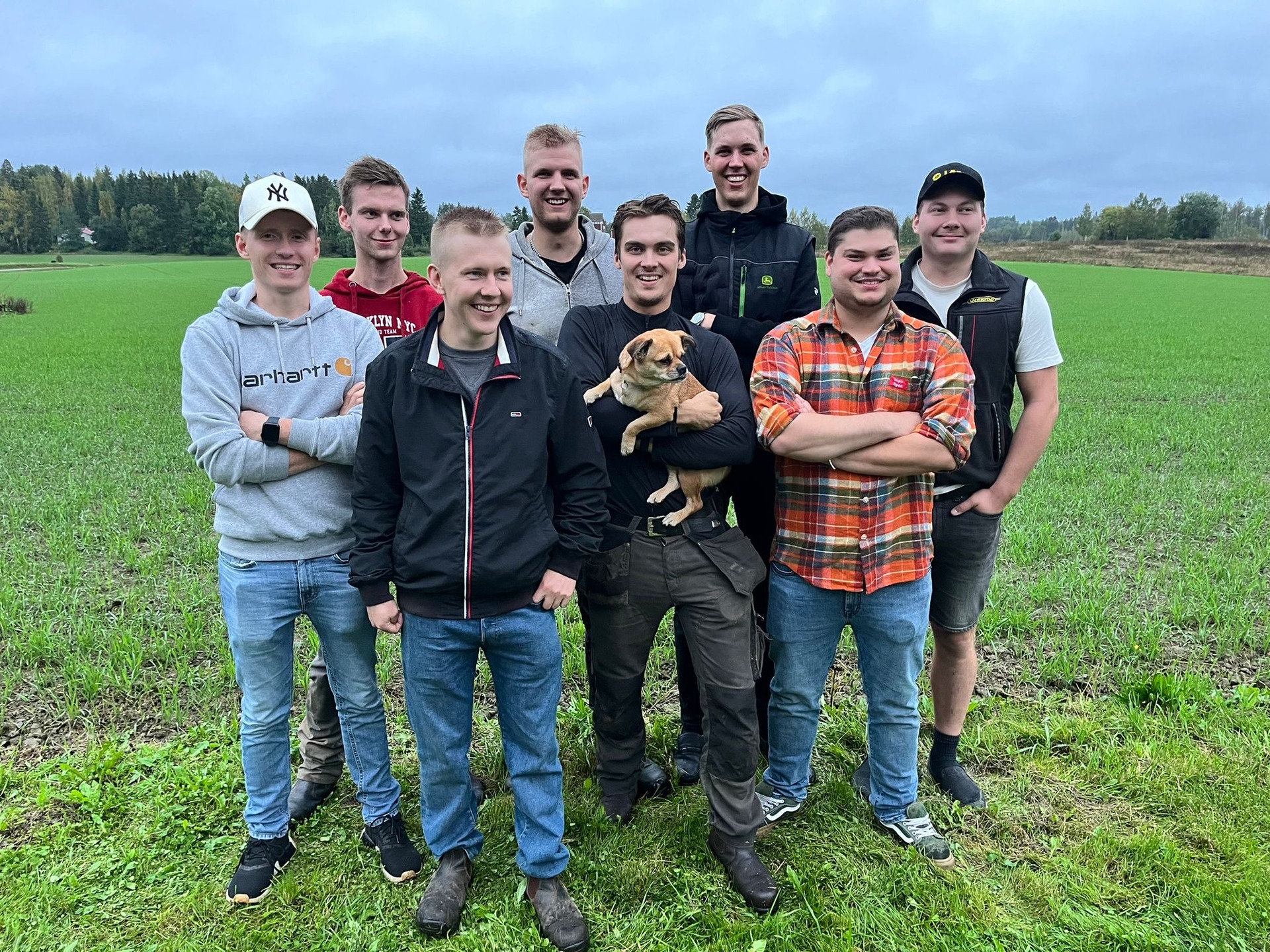 Tämänkertaisen KM Ruutukisan parasta taloudellista tulosta tekivät Tulevaisuuden Viljelijät. He tuottivat vehnätonnin uskomattoman pienillä kuluilla. Talouskisassa lasketaan pelkkiä muuttuvia kustannuksia käytettyjen tuotantopanosten mukaan. Tulokset laskettiin 15.10. vehnän hinnoilla. Tulevaisuuden Viljelijöiden syysvehnä meni rehuksi, koska valkuainen oli 10,5 % ja hlp 74,9 kg.
Joukkue sai 10 904 kilon hehtaarisadon, josta olisi maksettu vähennysten jälkeen 159 euroa tonnilta. Katetuotto oli muuttuvien kustannusten jälkeen varsin hyvä, mutta kun siitä vähennetään keskimääräiset kiinteät kulut (konekustannus, pelto, rakennukset...), niin viivan alle ei jää mitään. Tämä kuvaa hyvin syksyn tilannetta: kymppitonnin hehtaarisato ei riitä kattamaan kuluja. 
Joukkueen jäsenet vasemmalta oikealle: Miikka Hirvonen Liperistä, Henri Paija Pälkäneeltä, Antti Syrjä Padasjoelta, Artturi Ala-Viikari Punkalaitumelta, Matti Mikkola ja koira Lempäälästä, joukkueen kapteeni Vili Silmälä Tammelasta, Sebastian Ahlqvist Loviisasta ja Topias Rauhamaa Kärkölästä. (Kuva: Ville Tappura).
Tarkemmat tulokset huomenna ilmestyvässä KM:ssä. Onnea voittajille! #KMRuutukisa