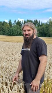 Samuel Jussilan Bright ei meinannut valmistua ei sitten millään. Korret olivat vielä vihreitä, kun muut olivat puimassa. Esikasvina oli kumina, joka tuo Samuelin mukaan peltoon voimaa suuren juurimassan vuoksi. Varmasti se myös muokkaa vesitilavuutta (Samuelhan ei tunnetusti kynnä!) ja puhdistaa taudinaiheuttajasienet pois. Kuminantuoksussa eivät septoriat tahi drechslerat viihdy. 27.8. koitti sitten viimein korjuuhetki. Tähkiä laskettiin 770 -970 kpl neliöltä, mutta alle kerääjäkasviksi kylvetty raiheinä oli silti pystynyt kasvamaan. Korret olivat vielä osin vihreitä. Puintikosteus oli 18,7 % ja raakaviljan valkuainen 12,3 %. Kiitos analyysiavusta Pauliina Ripatti ja Jaana Jaatinen Maatalous Meriläinen Oy 🙏Satoa mittaamassa oli Henna Aapro. @jussila.samuel @maatalousmerilainen #Bright #satokisa2026