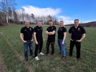 Suurimman tähkätiheyden #KMRuutukisa kisaruudulleen sai Etelän Vetelät -joukkue. Lajikkeena oli Ceylon, ja kylvömäärä 650 itävää neliölle. Puintihetkellä tähkiä oli 1250 kpl neliöllä. Joukkueen kapteeni on loviisalainen Johan Gustafsson (kuvassa keskellä). Muut jäsenet vasemmalta alkaen Mikko Kemppi Haminasta, Mikko Pekkanen Miehikkälässä, Tiia Vilkman Myrskylästä ja Niklas Larse’n Hauholta.