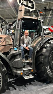 Mika Sormunen @valtrasuomi jutteli KMn toimittajan kanssa Valtran puheohjauksesta Agritechnicassa. Mihin sitä voi käyttää ja miten se toimii. Tämä on paljon parempi juttu kuin vaikkapa autolle annetut helpot käskyt kuten ”soita kotiin”. Tämä on kehitetty yhteistyössä suomalaisen spogen.ai:n kanssa. Pitkä video, kannattaa kuunnella.