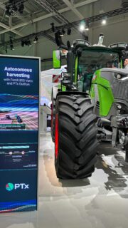 AGCOn Trimble-kauppa kaksi vuotta sitten oli suuri maatalousuutinen. Nyt yhteistyö on jalostunut PTx- brändiksi. PTx yhdistää kaksi aiemmin erillistä tuotemerkkiä: Precision Planting ja PTx Trimble. Tähän on sulautunut muitakin brändejä. Yhteistyön helmiä esitellään Agritechnicassa. Yksi niistä on PTx Outrun, jossa traktoria voi hallita vaikkapa puimurin ohjaamosta käsin. Tomi Siljander @agcosuomioy jutteli näistä KMn toimittajan kanssa.