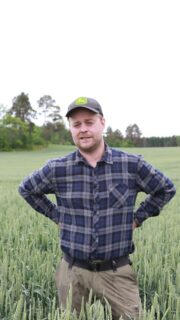 Näsen Kartanossa Perniössä on viljelty aikaista Aspekt-syysvehnää jo useampi vuosi. Se on satoisampi kuin Norin, ja mennyt aina leipäviljaksi, kertoo Kasper Silén. Aspekt on kylvetty 11.9. ja esikasvina on herne. @tilasiemen suosittelee Aspektille aikaista kylvöä. Kevät oli kuiva ja yöpakkaset jatkuivat pitkään, joten kasvusto on harvempi kuin viime vuonna. Tähkälle Aspekt tuli kesäkuun ensimmäisellä viikolla. Tämä pelto on vahvoilla talouskisassa. Video on kuvattu 17.6. #satokisa2026 #Syysvehnäkisa