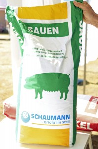 Saksalaiset Schaumannin uudet sikarehut ovat olleet keväästä lähtien R&V Eurotradingin myynnissä. Valikoimaan kuuluu täysrehuja, premixejä, porsaiden alkukasvatusrehuja, kivennäisrehuja, porsasjogurtti sekä erityisesti sikojen ruokintaan kehitettyjä happoseoksia. Reijo Lintulahti tekee ruokintasuunnitelmat, joissa hyödynnetään tilan omat rehut. Myös räätälöityjä kivennäisrehuja on mahdollista tilata. Lintulahti perustelee uusien sikarehujen tuontia sillä, että sikatalouden vaikeassa tilanteessa pitää investoida sinne, missä eurolla saadaan paras tulos, eli ruokintaan. www.eurotrading.fi