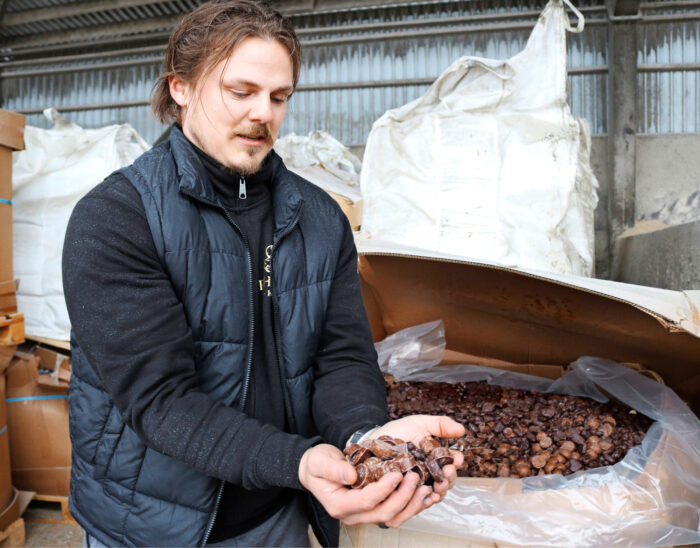 Pihaviri&auml; Oy on yksi Suomen seitsem&auml;st&auml; suklaahiehoja kasvattavasta tilasta. Maistuva hiehosuklaa syntyy makeisteollisuuden sivuvirtana.