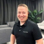 Tenstar Simulationin myyntip&auml;&auml;llikk&ouml; Marcus Wiitala sanoo ajosimulaattorien tarjoavan mukaansa tempaavan oppimisymp&auml;rist&ouml;n.