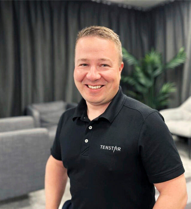 Tenstar Simulationin myyntip&auml;&auml;llikk&ouml; Marcus Wiitala sanoo ajosimulaattorien tarjoavan mukaansa tempaavan oppimisymp&auml;rist&ouml;n.